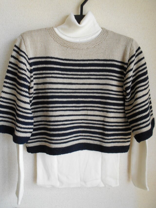 ライトベージュと濃紺のボーダー柄セーター