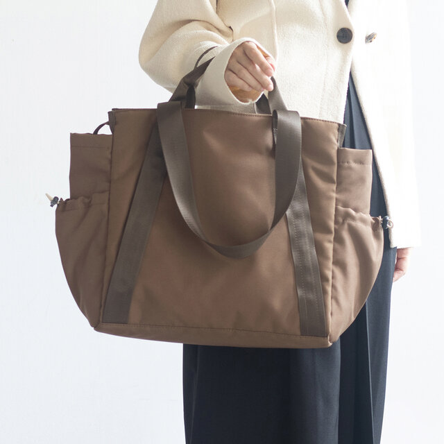 早秋新色［Lサイズ］10ポケットトートバッグ 撥水加工リサイクルナイロン【ブラウン】軽量大容量 14インチPC/A4 SDGs