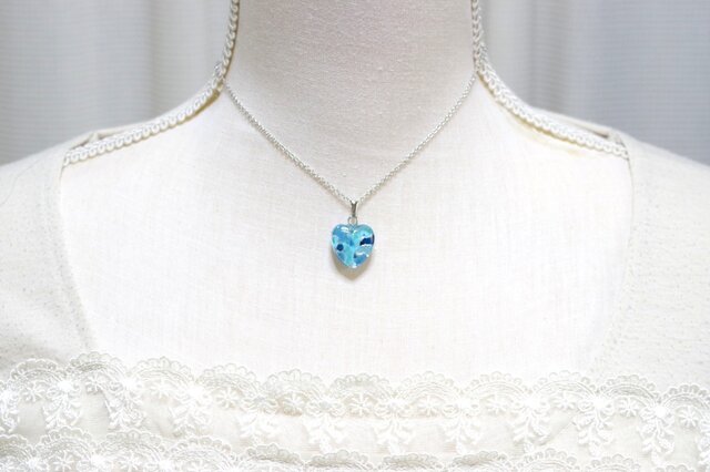 レジンアート ハートのペンダント〈青の揺らめき〉 | iichi 日々の