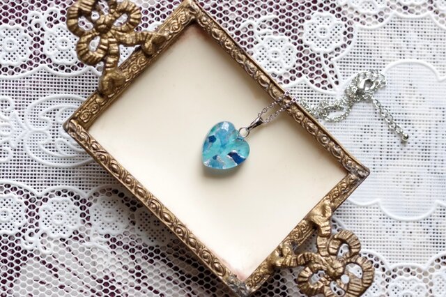 レジンアート ハートのペンダント〈青の揺らめき〉 | iichi 日々の