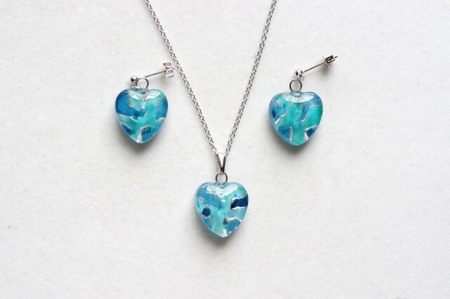 レジンアート ハートのペンダント〈青の揺らめき〉 | iichi 日々の
