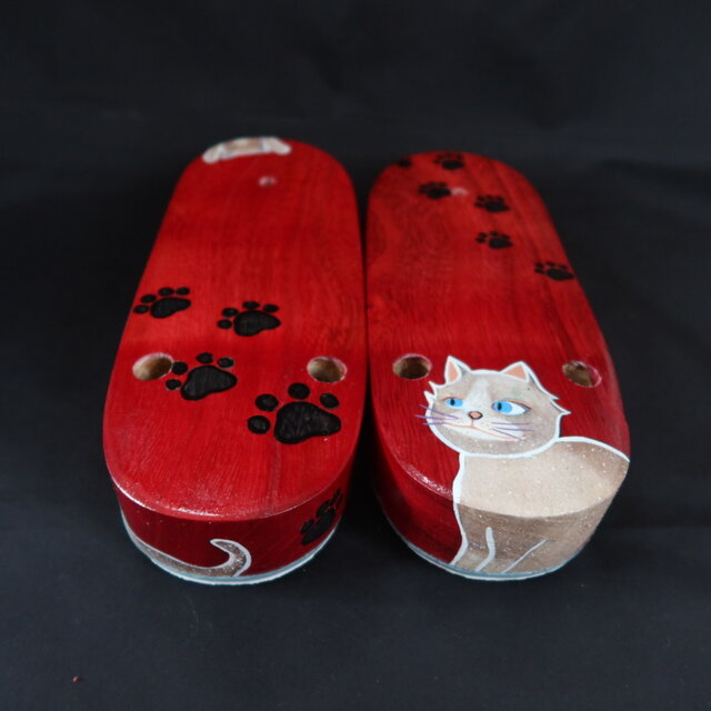 右近M 猫さんの赤い下駄 赤のグラデーション | iichi 日々の暮らしを 