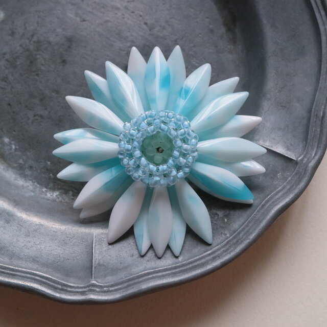 ガーベラのブローチ（新橋色）