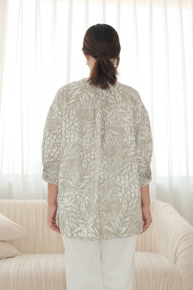 登美　リネン100%七分袖チュニック　群言堂　春夏ブラウス　未使用 リネン100％ 七分袖ピンタックブラウス ～やさしい葉模様～ | iichi