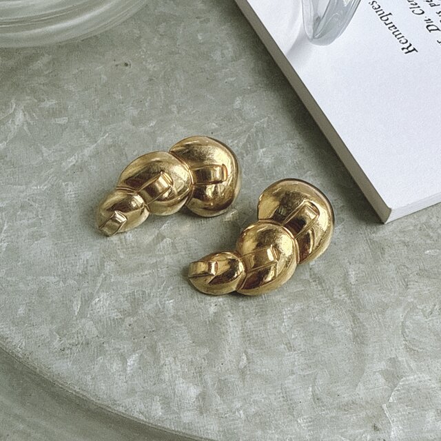 YM178-【 Monet 】モネ・ヴィンテージイヤリング Gold Tone Bean