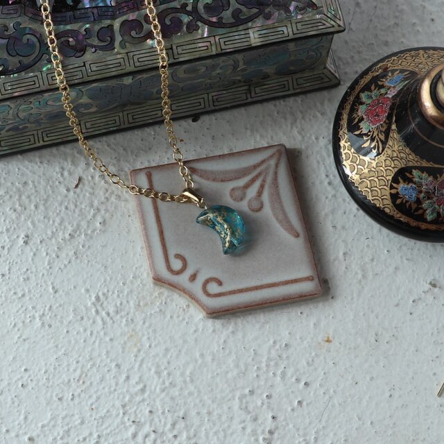 チェコガラスビーズ　ささやかなきらめきの三日月のネックレス　ブルー＋ゴールド