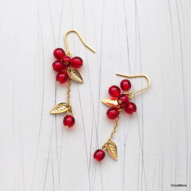 赤い木の実のピアス