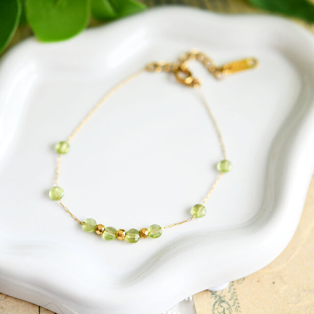 ペリドットとゴールドビーズのブレスレット サージカルステンレス316 重ね付けにも！8月誕生石
