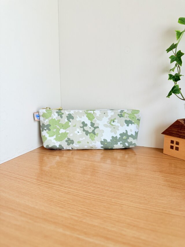 帆布の横長ポーチ（ペンケース）カモフラフラワー