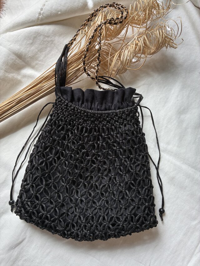 ブラックコードのマクラメ編みバッグ