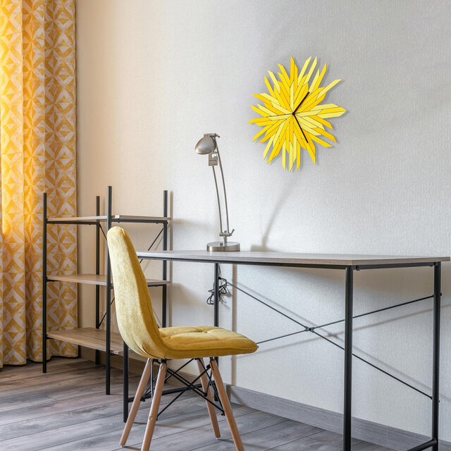 Haystackイエロー - レーザーカット合板で作られた有機的な壁掛け時計