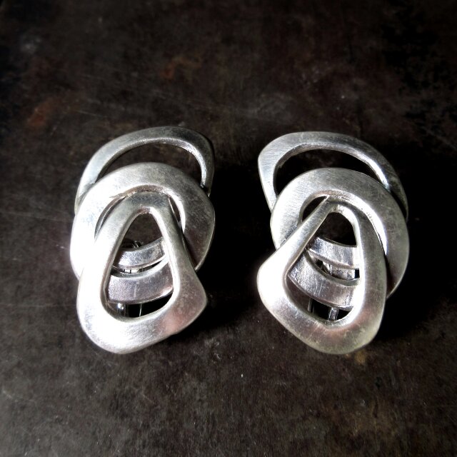 落ち着いた印象・シルバーイヤリング