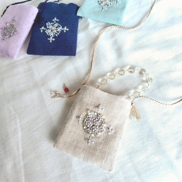 手刺繍のお守り袋 | iichi 日々の暮らしを心地よくするハンドメイドや