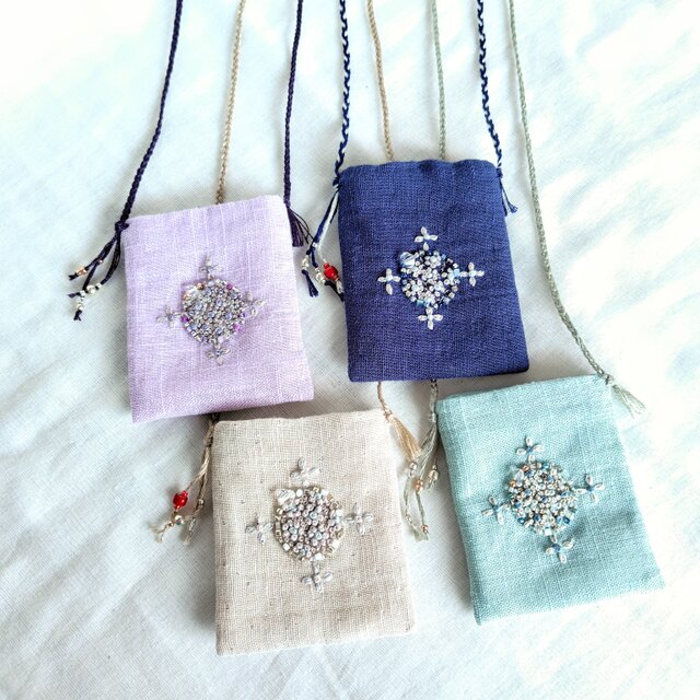 手刺繍のお守り袋 | iichi 日々の暮らしを心地よくするハンドメイドや