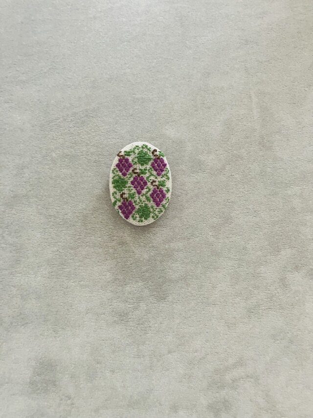 ぶどうのウッドブローチ(紫・麻色)