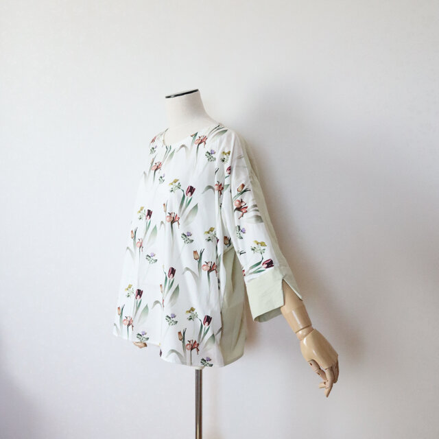 リバティ　ヒーリング・フローラルのゆったりブラウス　