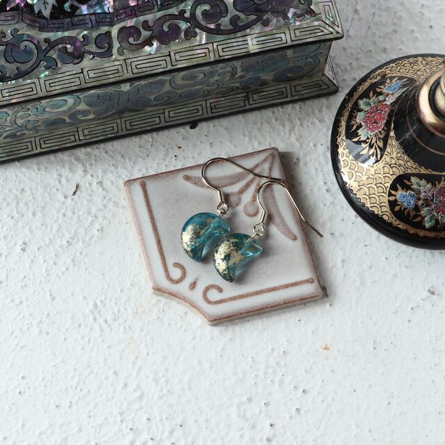 チェコガラスビーズ　ささやかなきらめきの三日月のピアス　ブルー＋ゴールド