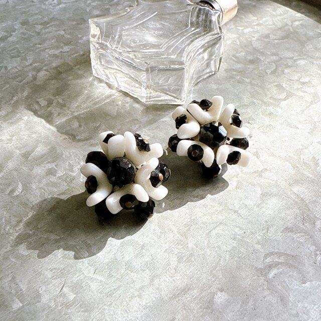 Y545-ヴィンテージイヤリング・U.S.A. Black and White Crystal Cut Bead