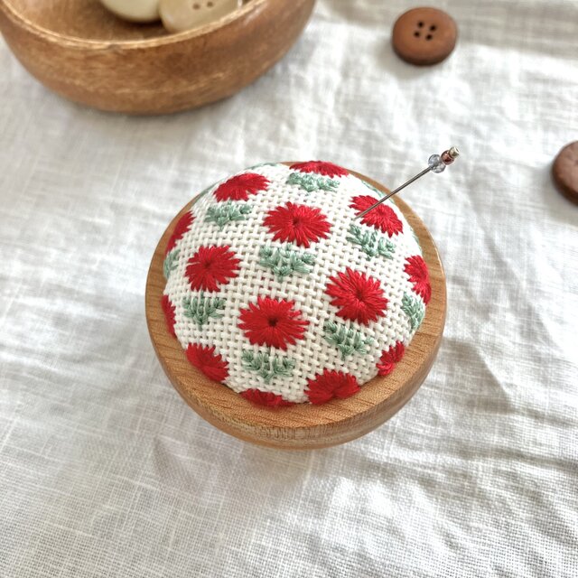 大きな ピンクッション 針山 big【 いつかの お花 / 赤 】 | iichi