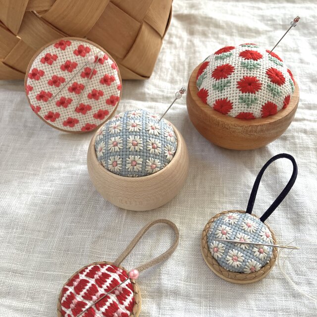 大きな ピンクッション 針山 big【 いつかの お花 / 赤 】 | iichi