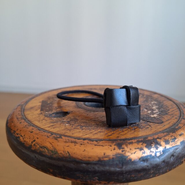 革のヘアゴム　ブラック