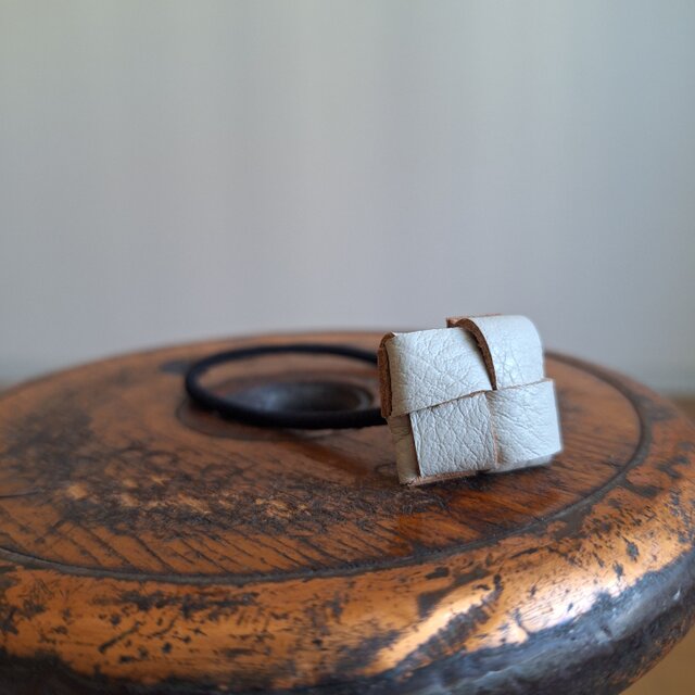 革のヘアゴム　アイボリー