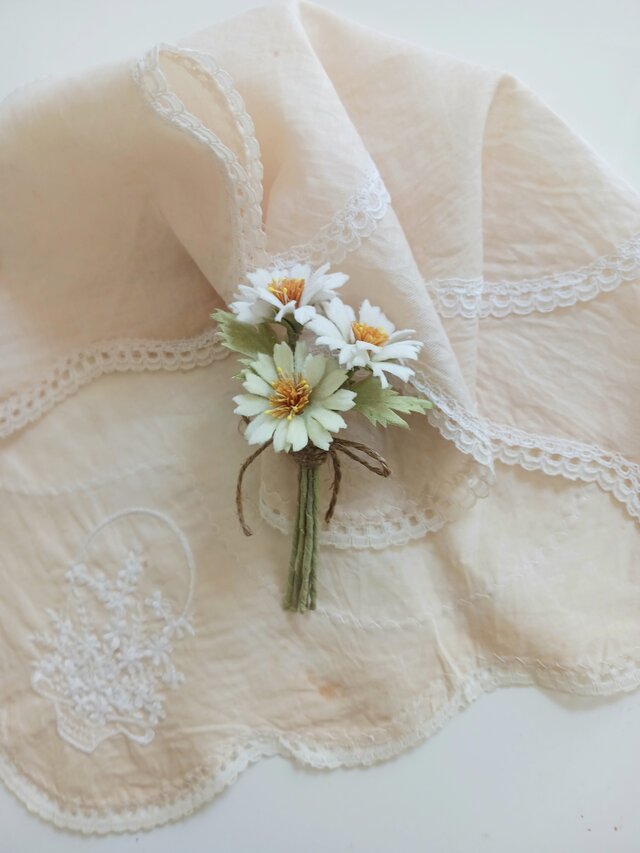 染め布花＊小さいマーガレットのコサージュ