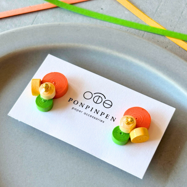 弾けるマンゴーイエロー　耳が痛くならない軽いイヤリング・ピアス　鮮やか黄色　推し色　小ぶりで合わせやすい　ギフト