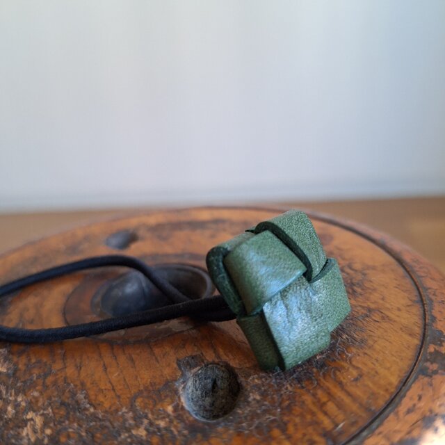 革のヘアゴム　グリーン