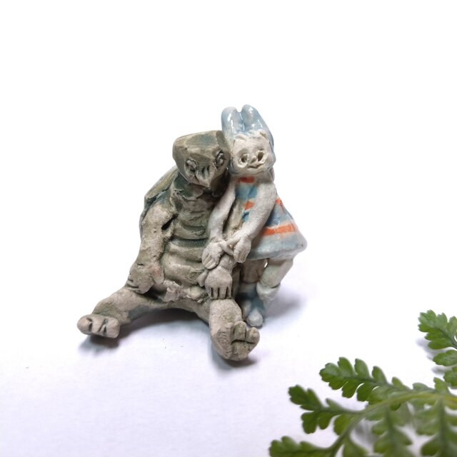 おすわり亀とちびっこ 【ちいさな世界】