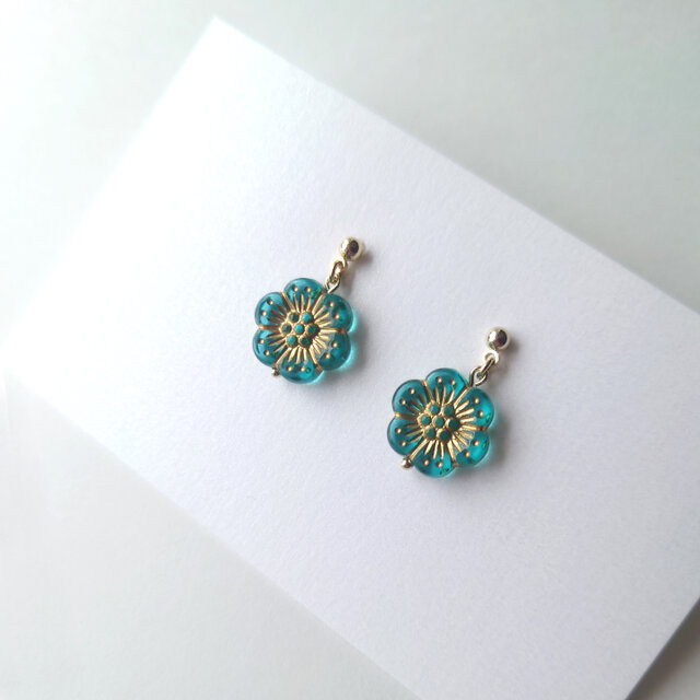 おはじきのようなフラワーモチーフのピアス・イヤリング