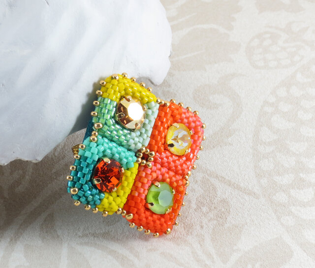 音楽家ビーズ刺繍ブローチ Fruit Salad ビーズ刺繍のブローチ | iichi 日々の暮らしを
