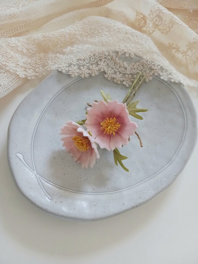 染め布花＊秋桜のコサージュ | iichi 日々の暮らしを心地よくする
