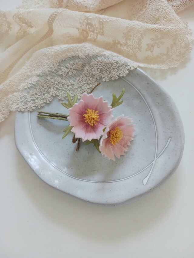 染め布花＊小さい秋桜のコサージュ | iichi 日々の暮らしを心地よく