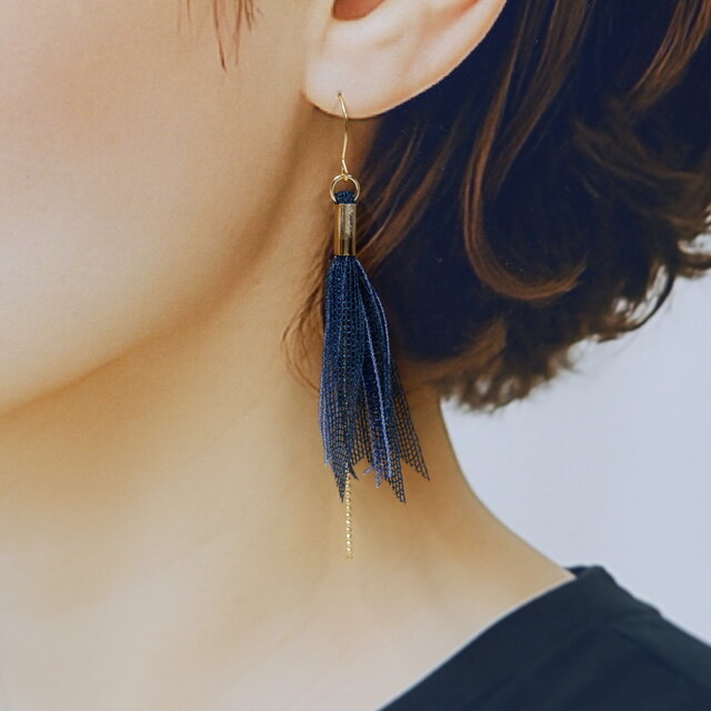 ボールチェーンタッセルピアス ブラックアンドブルー | iichi 日々の