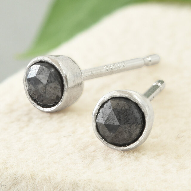 ブラックダイヤピアス ダイア鑑定書付き ダイヤモンド ピアス 0.6ct(Total) E VS2 3EX H&C プラチナ 中央