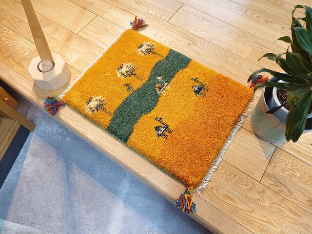 ペルシャ　ギャッベ　ミニマット　120×43　黄金色　ザクロの実 ペルシャ ギャッベ ミニマット ラグ 横40x40㎝ 袋にザクロの実の