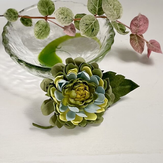 布花 髪飾りにも使えるダリアのコサージュ。2wayタイプ。 | iichi 日々