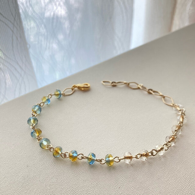 クリアなブルーとブラウンが大人っぽい、小さめチェコガラスとチェーンのブレスレット No.C839