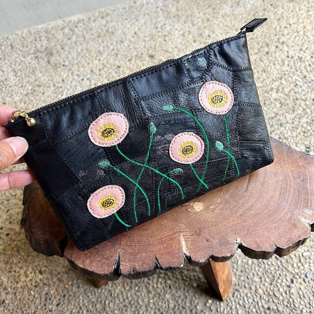 革パッチワークのファスナーポーチ（黒の革にポピーの刺繍）03008-19