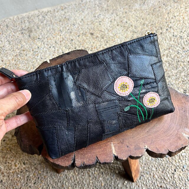 革パッチワークのファスナーポーチ（黒の革にポピーの刺繍）03008-19