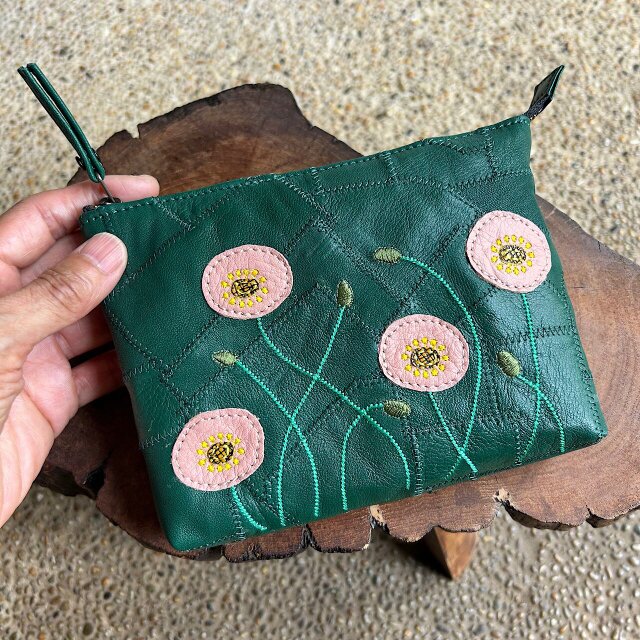 革パッチワークのファスナーポーチ（グリーンの革にポピーの刺繍