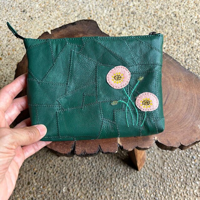 革パッチワークのファスナーポーチ（グリーンの革にポピーの刺繍