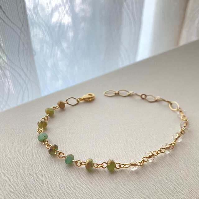 グリーン系ゴールドの箔がかかったような小粒チェコガラスとゴールドカラー芯のチェコガラス、チェーンのブレスレット