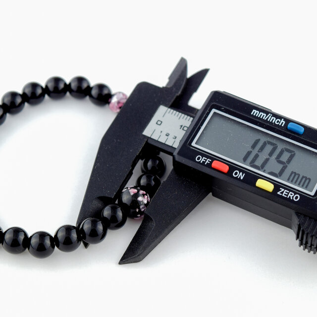 8mm 黒オニキス ピンク 琉球蛍石仕立 ブレスレット 腕輪 天然石 UDA32