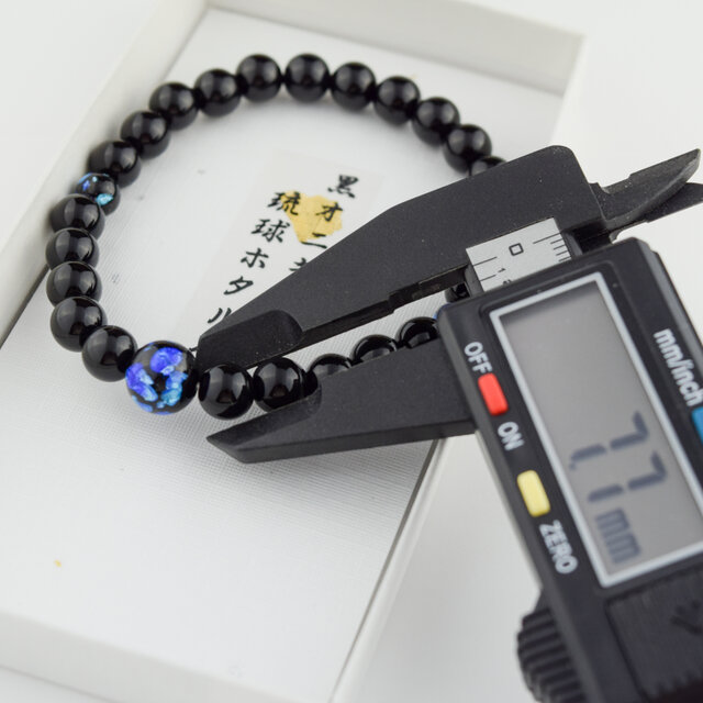 8mm 黒オニキス ブルー 琉球蛍石仕立 ブレスレット 腕輪 天然石 UDA11