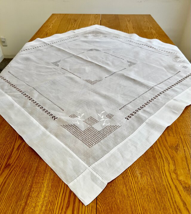 麻オーガンジー手刺繍テーブルクロス