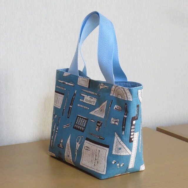 ハンドメイド  トートバッグ◆ ブルーカモフラ柄  ◆ポーチ.底板付き  ◆特大 紙袋型トートバッグ ペーパーバッグ風 ファスナーポケット付き