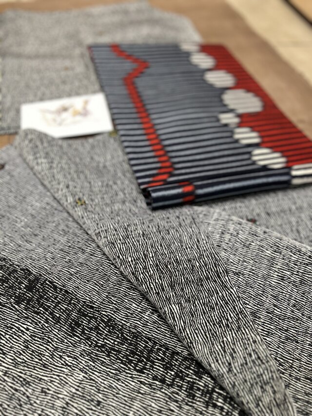 唯屋お勧め品　正絹　お召　とび小紋　手刺繍