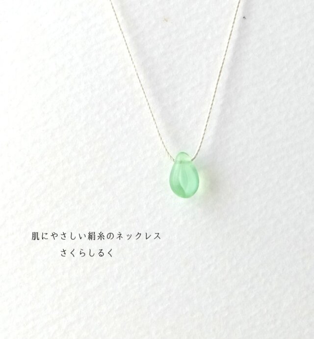 d170【マーブルミント】1つぶチェコドロップ　 肌にやさしい絹糸のネックレス　糸の色＆長さえらべます
